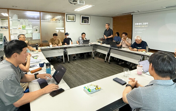 지난달 25일 서울 종로구 녹색교육센터에서 한국탐조연합이 ‘길고양이 급식과 관리체계 개선’에 대한 긴급 토론회를 열었다. 김지숙 기자