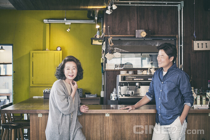 Youn Yuh-jung poses for a picture with Na Young-seok, a South Korean television producer. (Oh Gye-ok/Cine21)