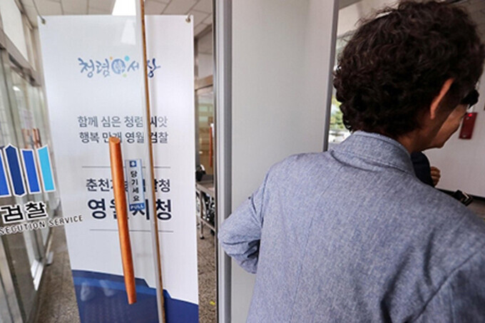 ‘영월 농민회 간사 피살사건’의 피의자 ㄱ(60)씨가 지난해 6월 영장실질심사를 받기 위해 춘천지검 영월지청으로 출석하고 있다. 연합뉴스