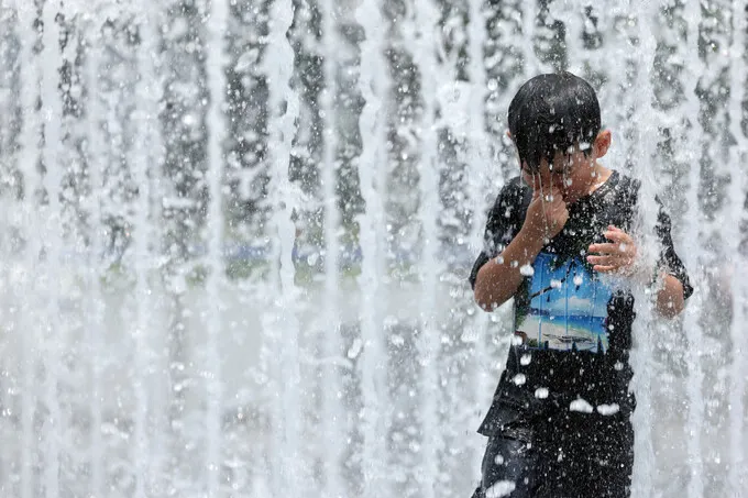 Heatwave and scattered showers across South Korea, high of 33C