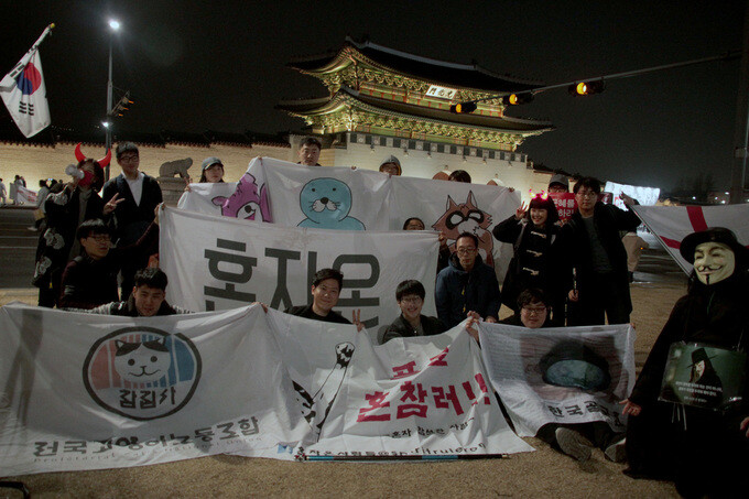 A gathering for people who went alone to the 20th candlelight rally in Seoul’s Gwanghwamun Square