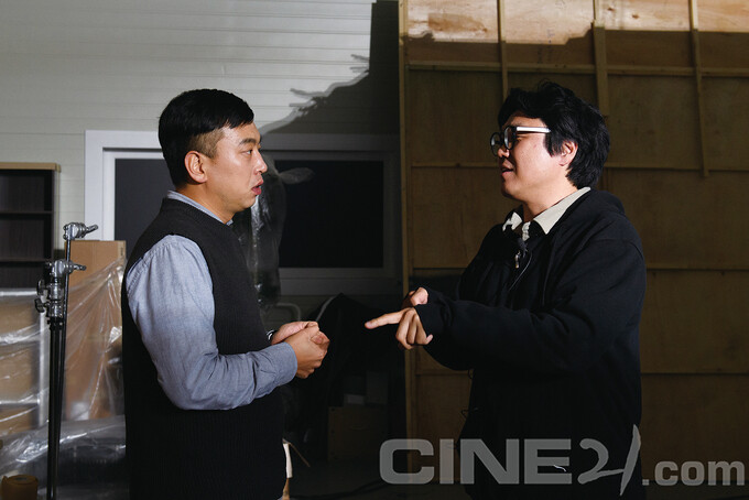 김완 기자(왼쪽)와 최진성 감독이 촬영 전 주고받을 질문을 맞춰보고 있다. 사진 씨네21 최성열.