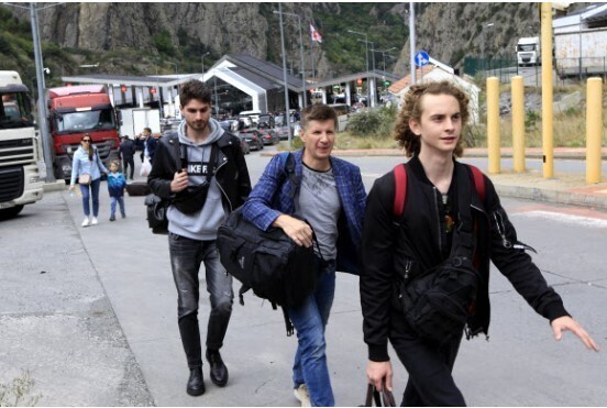 지난 9월23일 러시아 젊은이들 러시아와 조지아의 국경도시인 베르흐니라르스에서 걸어서 국경을 넘고 있는 모습. 러시아의 동원령 발동 이후 러시아의 북오세티야 지역에서 조지아로 출국하려는 긴 줄이 섰다. 연합뉴스