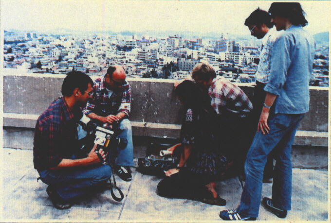 West German ARD correspondent Jürgen Hinzpeter (far left) and US Peace Corps volunteer Park Courtright (second right) on the roof of the Gwangju YMCA with democratization movement activists. (provided by the May 18 Memorial Foundation)