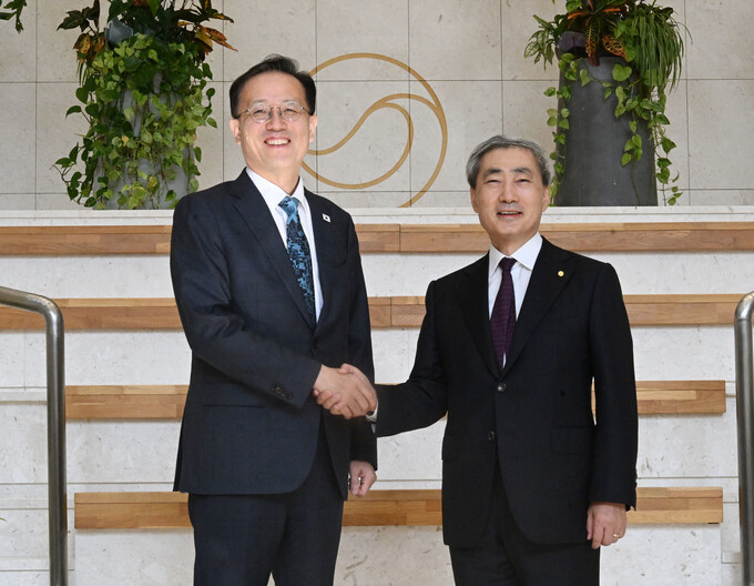 이형일(왼쪽) 부총리 겸 재정경제부 장관이 28일 서울 중구 한국은행에서 신현송 한은 총재와 면담에 앞서 악수하고 있다. 사진공동취재단