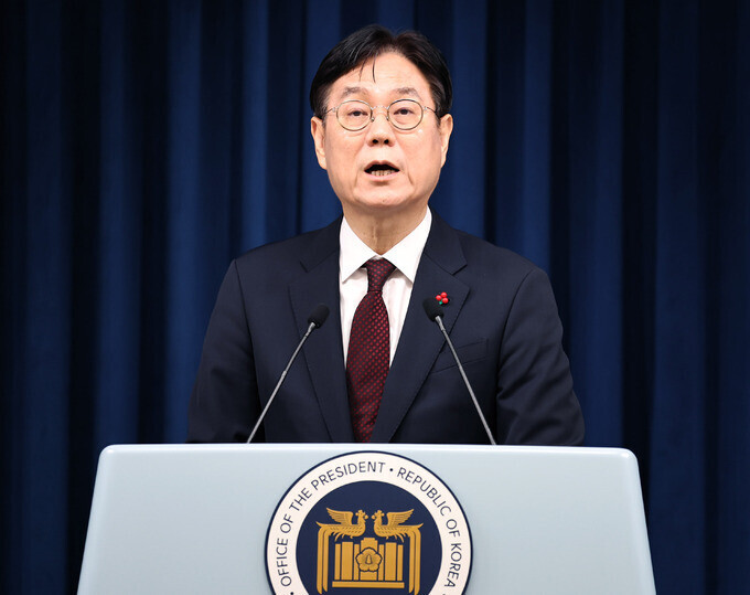 Lee Kwang-sup, the president’s chief of staff, delivers a briefing on Jan. 5 from the presidential office on the Cabinet’s decision to request a reconsideration of bills that would assign independent prosecutors to probe the Daejang development scandal and the first lady. (pool photo)