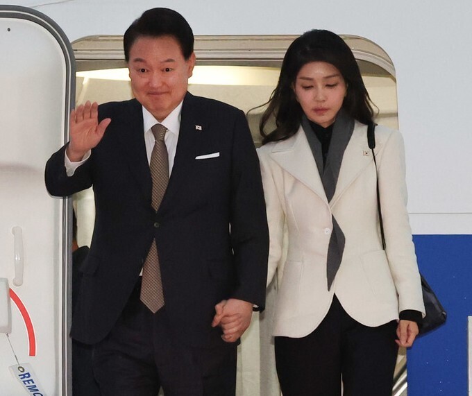 South Korean President Yoon Suk-yeol and first lady Kim Keon-hee disembark from the presidential jet after arriving in Korea on Nov. 26 following a state visit to France. (Yonhap)