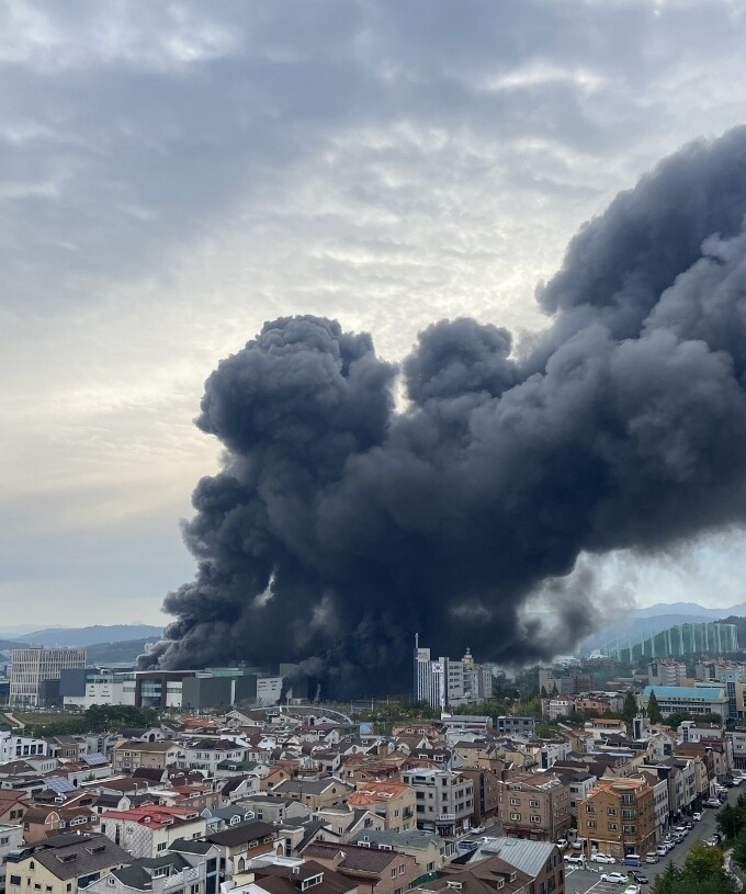 대전 현대아울렛 화재 1명 사망·1명 중상…고립 3명 구조작업중