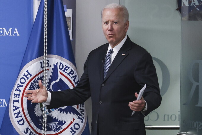 US President Joe Biden visits Federal Emergency Management Agency headquarters in Washington on Monday to receive a briefing on the Atlantic hurricane season. (EPA/Yonhap News)