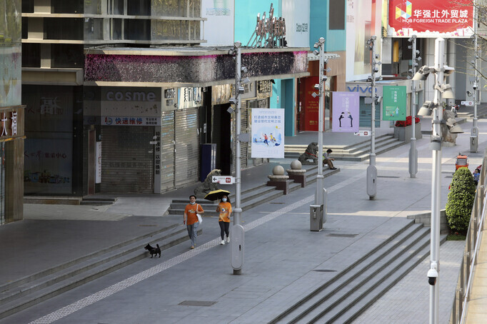 On March 14, People walk down a street in Shenzhen, Guangdong Province, which had been locked down for a week due to COVID-19. (AP/Yonhap News)