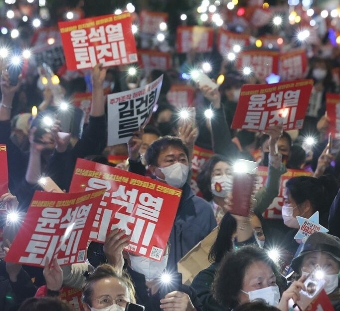 10월29일 오후 서울 청계광장 인근에서 촛불전환행동 주최로 열린 윤석열 정부의 퇴진을 요구하는 제12차 촛불집회에서 참가자들이 LED촛불과 휴대전화 손전등을 켜고 있다. 연합뉴스