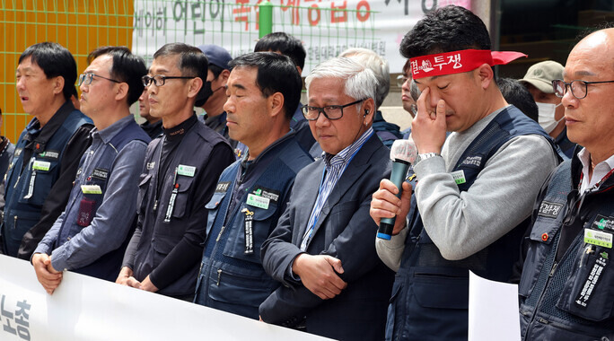 Members of the KCTU-affiliated Korean Construction Workers Union hold a press conference outside the Hallym University Hangang Sacred Heart Hospital on May 2 following the death of a fellow union member who was being treated at the hospital after self-immolating one day earlier. The union said that the incident was brought about by the Yoon administration’s persecution of the KCWU, and that they would continue their struggle. (Kim Gyoung-ho/The Hankyoreh)