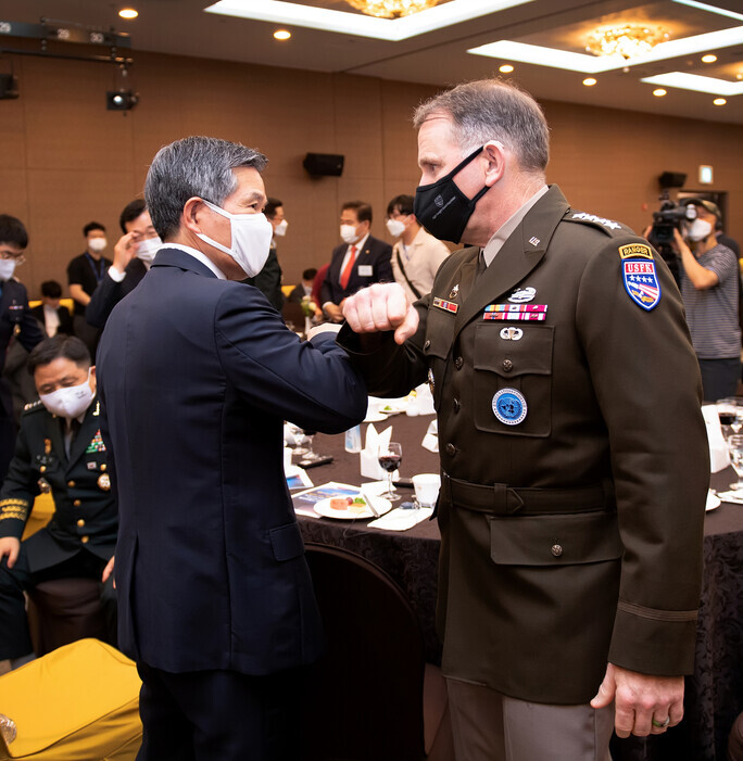 Gen. Robert Abrams, commander of US Forces Korea, greets South Korean Defense Minister Jeong Kyeong-doo at the ROK-US Alliance Forum on June 1. (provided by the Ministry of National Defense)