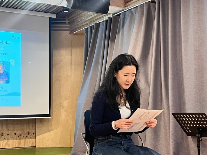 2025년 4월17일 서울 영등포구 ‘비정규노동자의 집 꿀잠’에서 문혜연씨가 건설노동을 하다 산재로 숨진 아버지 문유식씨를 추모하고 있다. 김용균재단 제공