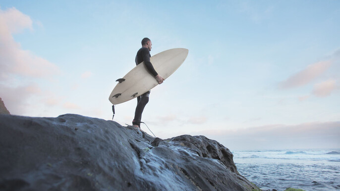 마이크로소프트가 2020년 10월 공개한 사진설명 자동입력 기능은 “산꼭대기에 서 있는 남자”라고 제공된 기존 설명이 “서핑보드를 갖고 있는 남자”라고 개선됐다. 마이크로소프트 제공