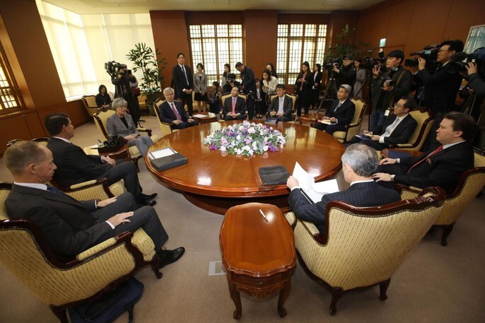 South Korean Foreign Minister Kang Kyung-wha (third from left) meets with David Stilwell (far left), US assistant secretary of state for East Asian and Pacific affairs, and Keith Krach (second from left), under secretary for economic growth, at the Ministry of Foreign Affairs on Nov. 6. (Foreign Ministry joint photo pool)