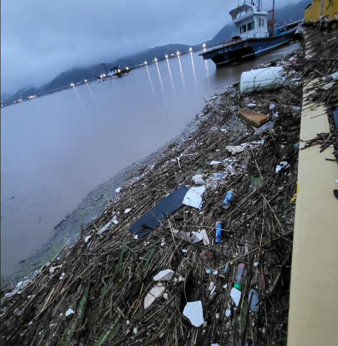 폭우에 밀려온 쓰레기 ‘한강 최후 방어선’ 뚫고 서해로…
