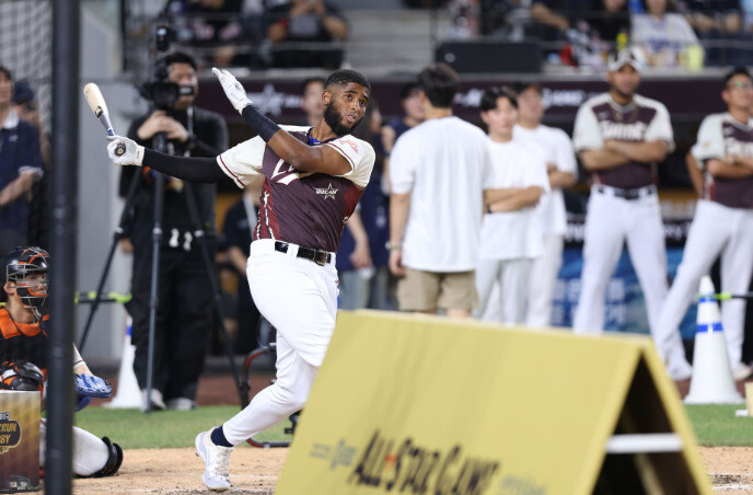 Lewin Diaz (Samsung Lions) is hit by a home run Derby. Provided by Samsung Lions