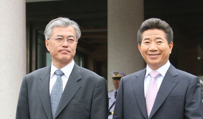 Moon Jae-in (left) while Chief of Staff to President Roh Moo-hyun (in office 2003-2008)
