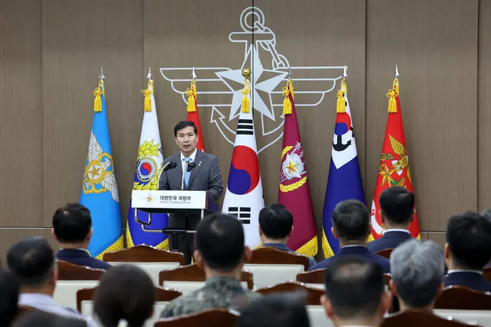 ‘제2계엄 요구 수용 않겠다’던 김선호 국방차관이 떠나…