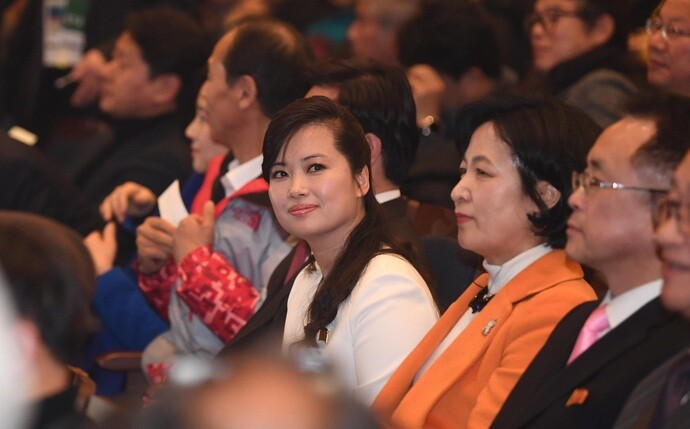 Samjiyon musical performance director Hyun Song-wol listens to the performance next to Democratic Party leader Rep. Choo Mia-ae (third from right) at the Gangneung Art Center on Feb. 8. (Photo Pool)