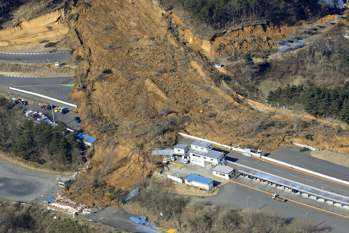 A road in Nihonmatsu has been blocked by a landslide on Feb. 14 following a 7.3-magnitude earthquake the day before in Japan’s Fukushima Prefecture. (AP/Yonhap News)