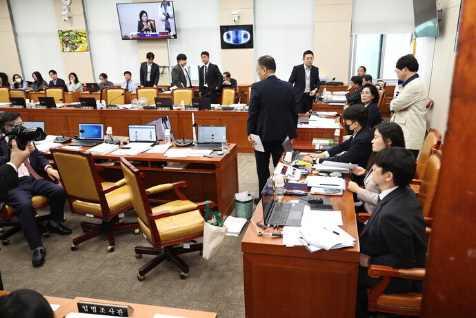 지난 16일 국회 과학기술정보방송통신위원회의 2025년도 국정감사가 김우영 더불어민주당 의원과 박정훈 국민의힘 의원의 ‘욕설 문자’ 공방으로 중단되고 있다. 윤운식 선임기자 yws@hani.co.kr