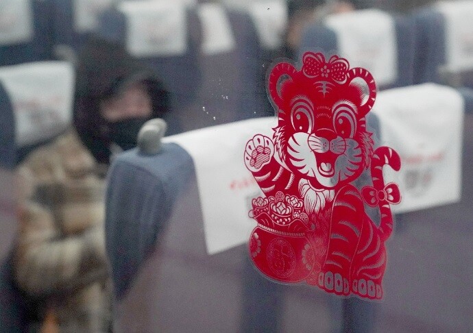 2022년 1월 17일 중국 수도 베이징의 서역에서 G6737 열차의 창문에 전지(剪纸)종이 자르기 예술 작품이 붙여져 있다. (사진신화/장천린신화통신)