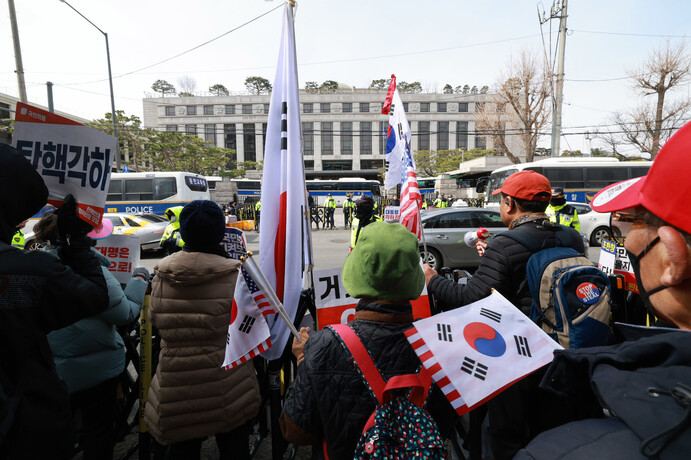 17일 오전 서울 종로구 헌법재판소탄핵반대 지지자들이 집회를 하고 있다. 정용일 선임기자 yongil@hani.co.kr