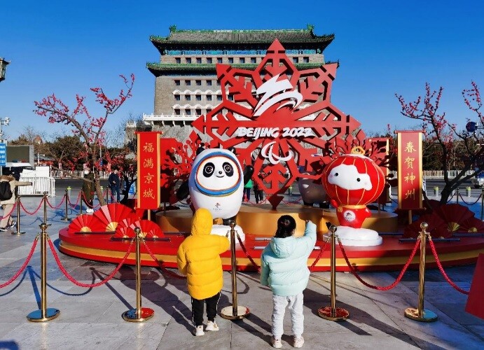 2022년 1월 16일, 베이징에서 몇몇 어린이들이 2022년 베이징 동계올림픽과 패럴림픽을 위한 거리 장식을 구경하고 있다.