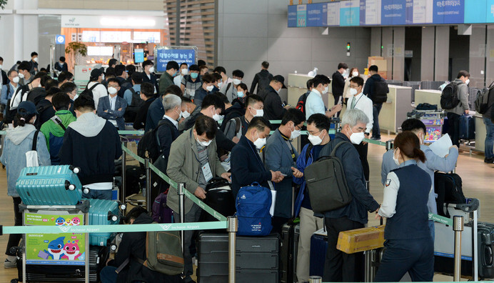 A group 340 “essential business” travelers selected from among 143 companies go through departure procedures at Incheon International Airport for the destination of Vietnam on Apr. 29. (Yonhap News)