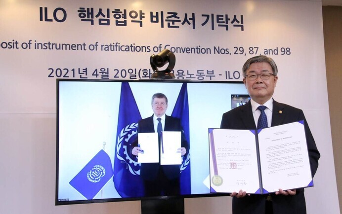 Then-Minister of Labor Lee Jae-gab deposits the ratification of three key ILO conventions on April 20, 2021, in a virtual meeting. (provided by the Ministry of Employment and Labor)