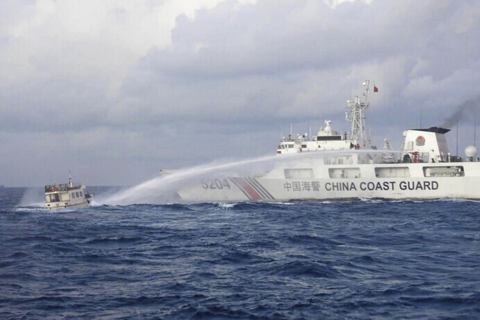 중국 해경이 지난해 12월 남중국해 세컨드 토머스 암초 부근에서 필리핀 어선을 향해 물대포를 쏘고 있다. AP 연합뉴스