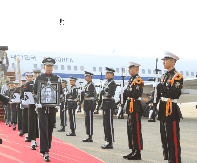 지난 2019년 4월22일 경기 성남 서울공항에서 거행된 계봉우·황운정 애국지사의 유해 봉영식 장면. 대한민국은 카자흐스탄에 안장된 지사들의 유해를 이날 국내로 모셨다. 국가보훈부 블로그 갈무리