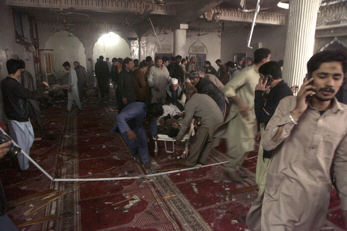 파키스탄의 시아파 이슬람 사원에서 4일(현지시각) 자살 폭탄테러가 일어나 적어도 56명이 숨지고 194명이 다쳤다. 사람들이 부상자를 병원으로 옮기고 있다. 페샤와르/AP 연합뉴스