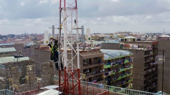 옥상 타워에 레이저 인터넷 장비를 설치하고 있는 모습. 구글엑스 제공