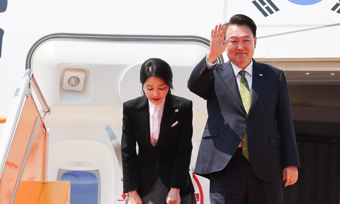 한일 정상회담과 아세안 정상회의 관련 일정을 마친 윤석열 대통령과 부인 김건희 여사가 11일(현지시간) 라오스 비엔티안 왓타이 국제공항에서 귀국하기 전 전용기인 공군 1호기에 올라 손흔들어 인사하고 있다. 연합뉴스