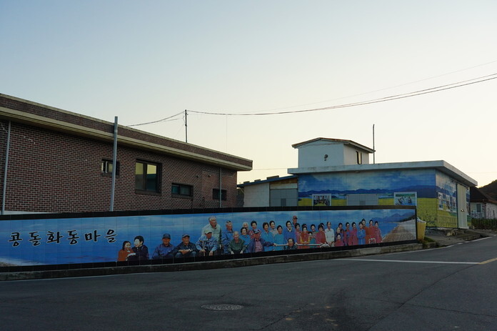 A mural in Baengnyeong Island’s Hwadong Village, where the majority of residents are descended from North Koreans who fled here because of the Korean War