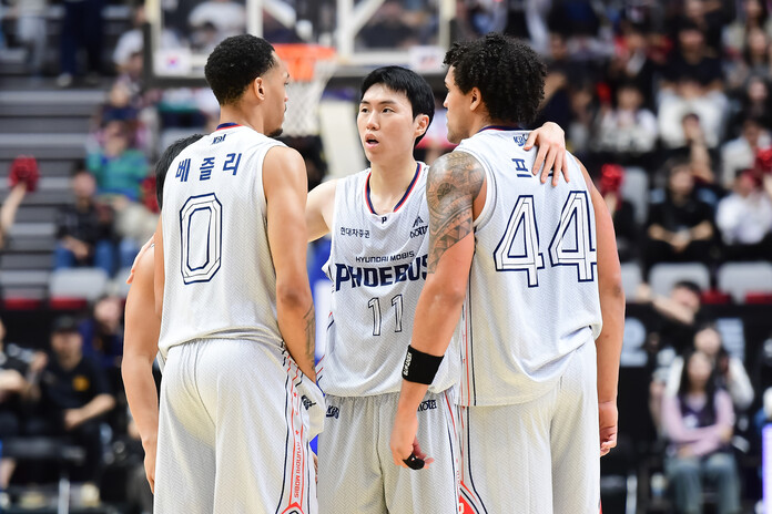 이우석(가운데)이 18일 경기도 수원 케이티 소닉붐 경기장에서 열린 2026~2027 남자프로농구 수원 케이티(KT)와 경기에서 두 외국인 선수와 작전에 대해 얘기하고 있다. 한국농구연맹 제공