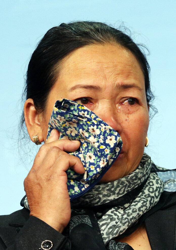Nguyễn Thị Thanh, a survivor of a civilian massacre by Korean troops in Vietnam, wipes away tears as she explains the details of the massacre during a press conference at the National Assembly on April 6, 2015. (Kim Gyoung-ho/The Hankyoreh)