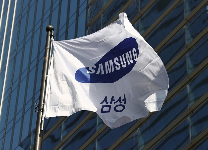 A Samsung flag flies outside of Samsung Electronics’ offices in Seoul’s Seocho District (Yonhap News)