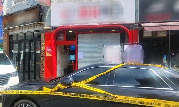 3명이 흉기에 찔려 사망한 서울 관악구 조원동의 한 가게 앞에 지난 3일 폴리스라인이 설치됐다. 장종우 기자