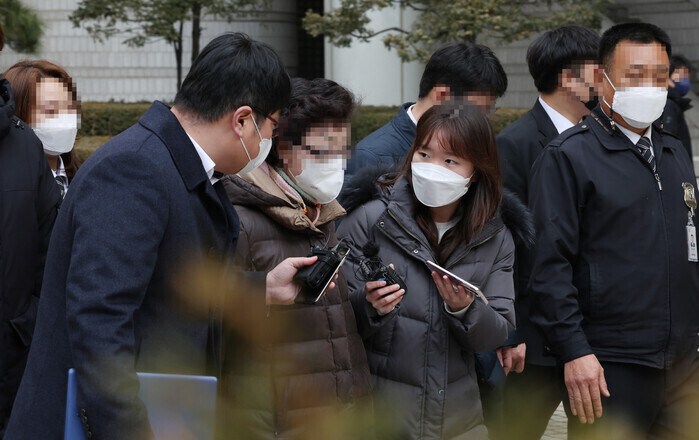Reporters question Choi Eun-sun, the mother-in-law of President Yoon Suk-yeol, in this undated file photo. (Yonhap)