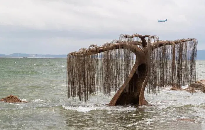 “Master Willow,” an art installation on Mo-do adds to the island shore’s allure. (Park Mee-hyang/Hankyoreh)