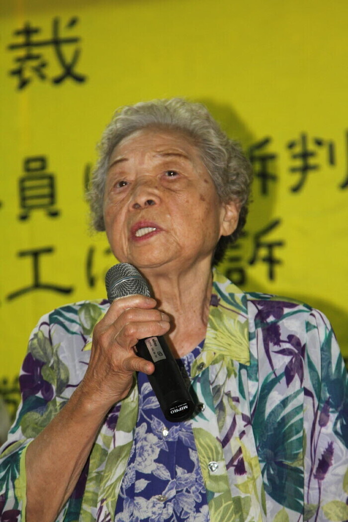 Park Hae-ok speaks at an event after winning an appeal against Mitsubishi Heavy Industries for its wartime use of forced labor, in June of 2015. (provided by the Citizens’ Forum for Halmuni)