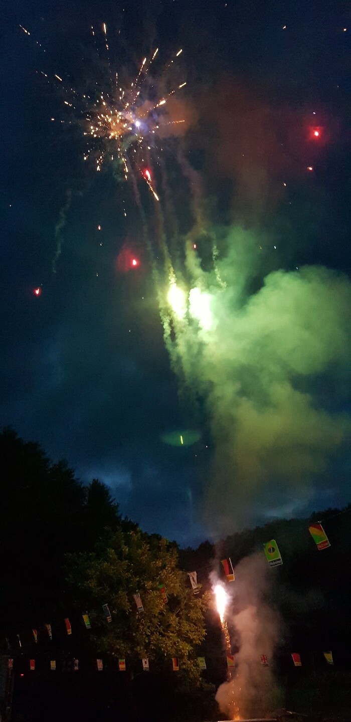 동문회의 하이라이트는 불꽃놀이. 밤하늘에 펑펑 불꽃이 터진다.