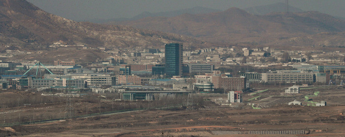 The Park Geun-hye administration ordered the closing of the Kaesong Industrial Complex in Feb. 2016 following North Korea’s fourth nuclear test which took place the previous month. (Hankyoreh Archive)