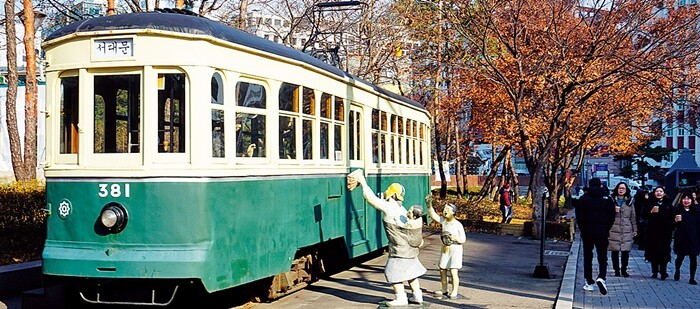 A Seoul streetcar