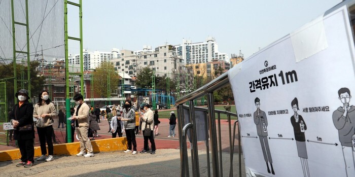 Voters stand in line at a poll station set up in front of an elementary school in Seoul’s Dongjak District on Apr. 15. (Kim Bong-gyu, senior staff writer)