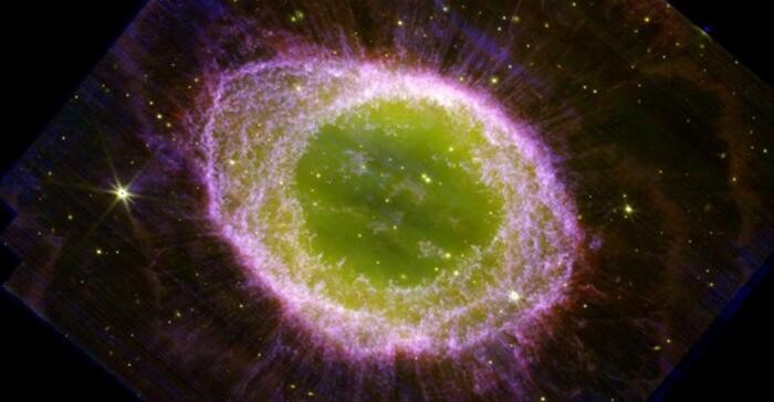 2600광년 거리의 거문고자리에 있는 고리성운(M57)은 도넛 모양의 행성상 성운으로 천문학자들과 천체 사진가들의 인기 관측 대상 가운데 하나다. 맨체스터대 제공